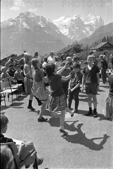 Dutch children are visiting Swiss children in Goldern.