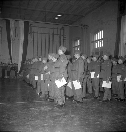 Sixty year old soldiers being discharged, Meilen 1956