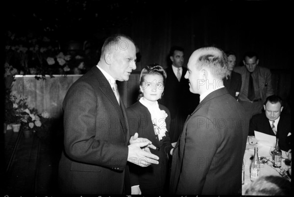 Member of the canton government Streuli talks with the help of an interpreter to Russian minister Kulaschenkov
