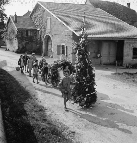 Children's procession on Feuillu, 1944