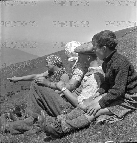 Farmers resting, Valais 1942