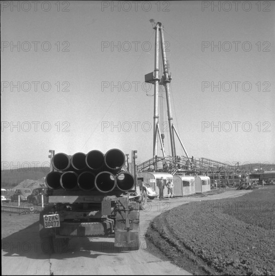 Zumikon, drilling derrick, pipes for a pipeline; 1960