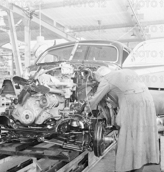 engine; assembly hangar; General Motors 1946