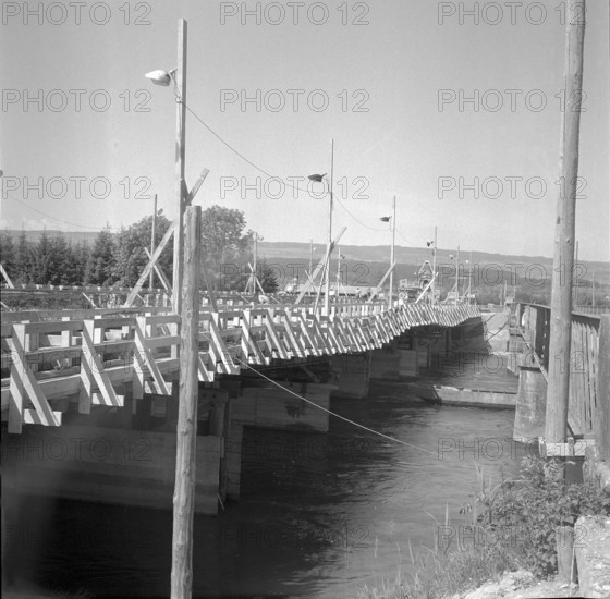Bridge over the Reuss under construction; 1955