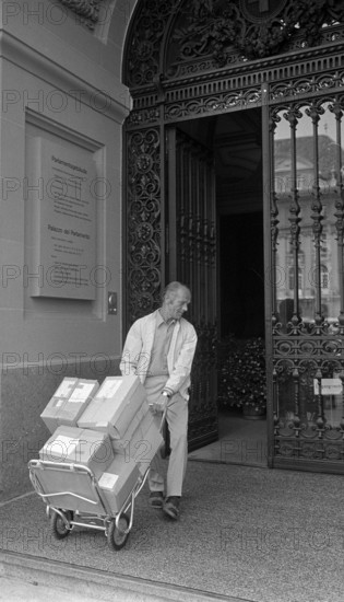 Petition for a strong army, handing over, Berne 1973