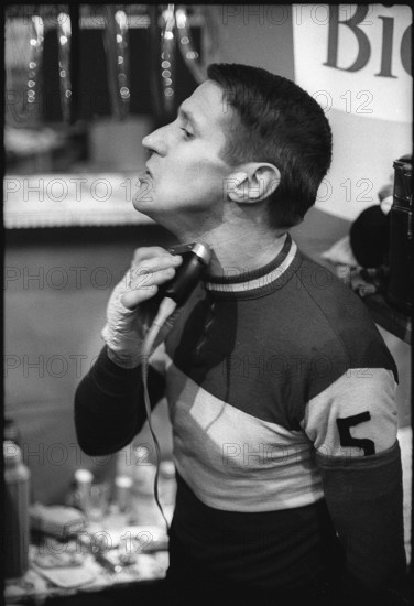 The Zurich Six Days 1966: Peter Post shaving