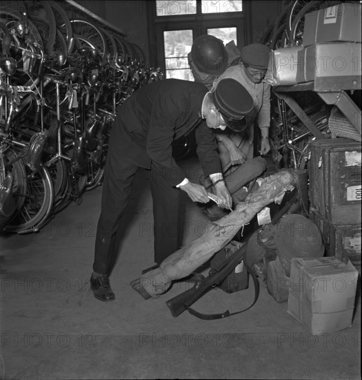 Conductor with lost carbines in train station 1949