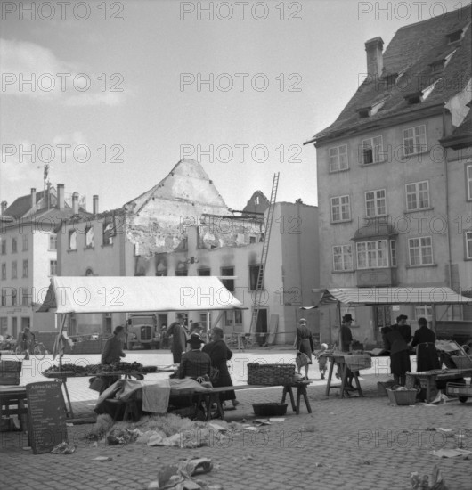 WW 2: bomb airdrop, dropping; market place, Schaffhausen 1944.