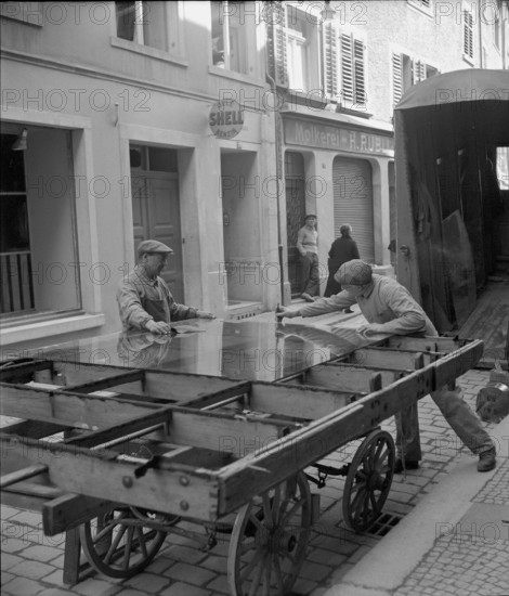 WW 2: bomb airdrop, dropping; new window grate, Schaffhausen 1944.