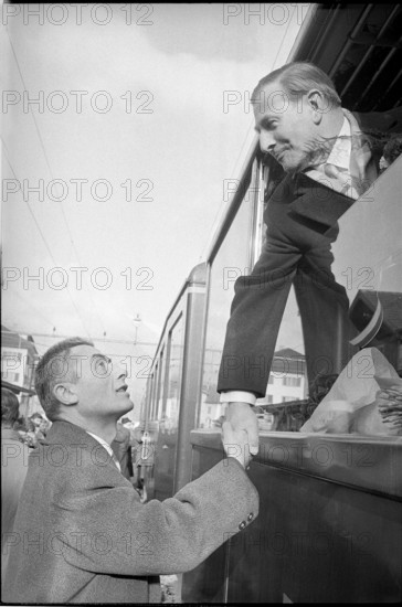 Ludwig von Moos, newly elected federal president arriving in Sachseln; 1963