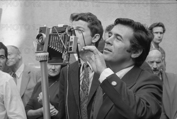 The foundation for old aged people collects money in Zurich's Rosenhof with the aid of prominent people. Mäni Weber is taking photographs of people in the role of mayor Hans Waldmann.