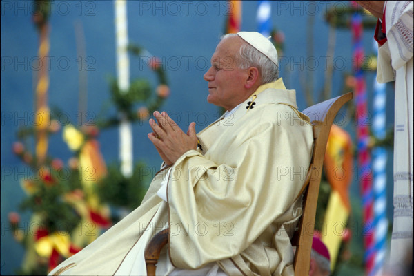 Pope visits Switzerland 1984, Lucerne: John Paul II, praying
