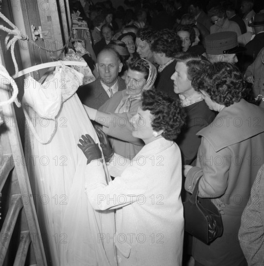 Cernier, interested parties inspect the goods before the auction begins; 1958