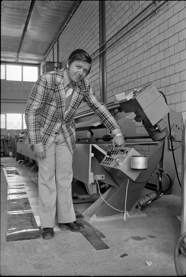 Willi Müller, inventor of a folding machine, 1974