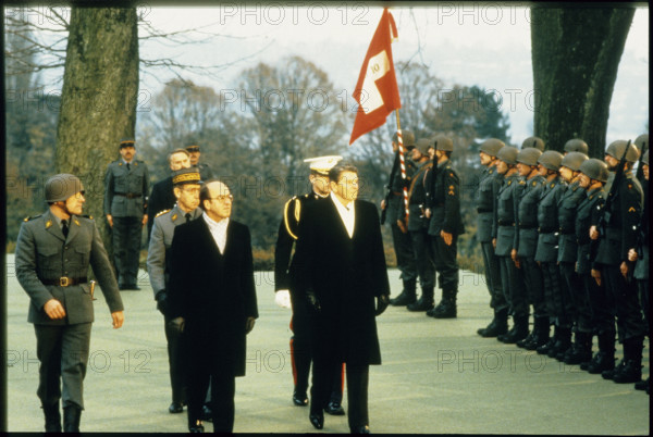 Guard of honor at the disarmament conference in Geneva 1985: Furgler and Reagan
