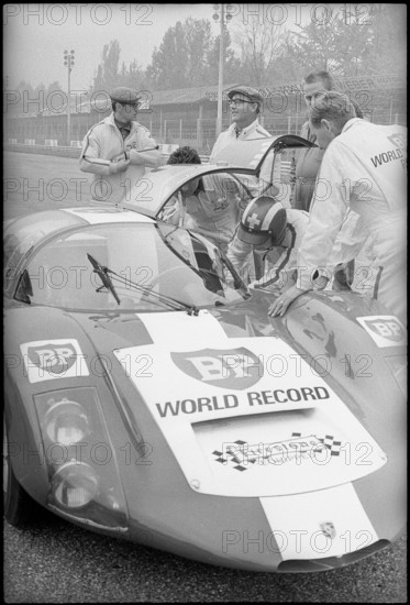World record attempt in Monza 1967: Working on the Porsche 906