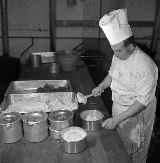 Cook; filling containers in a canteen kitchen; public kitchen; 1941