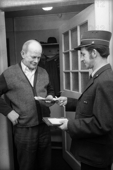Pensioner receives AHV