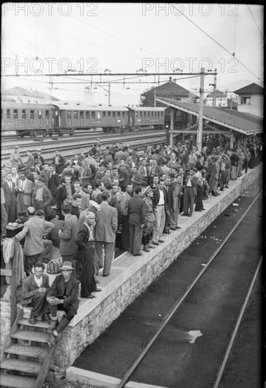 Crowd on the platform at Chiasso station; 1945