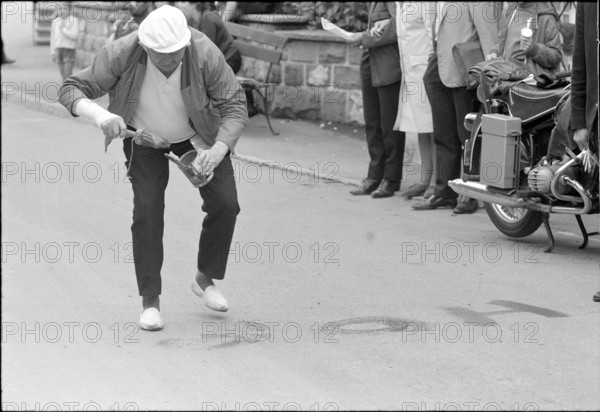 Tour de Suisse 1968: Uri innkeeper Bibi Imhof painting the street