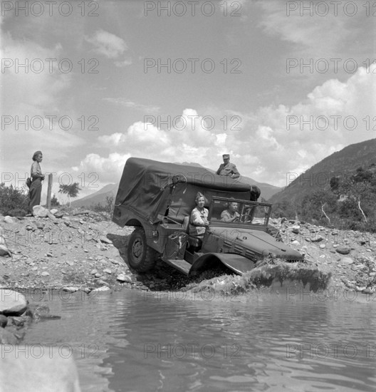 Female soldiers drive through terrain, Brig 1950