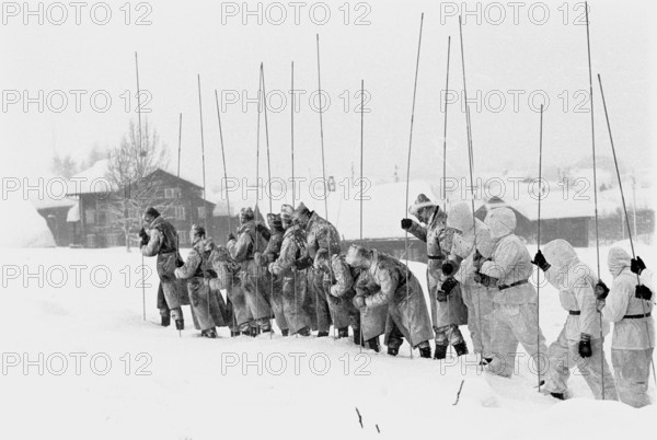 Reckingen: Search party, column with probing poles; 1970