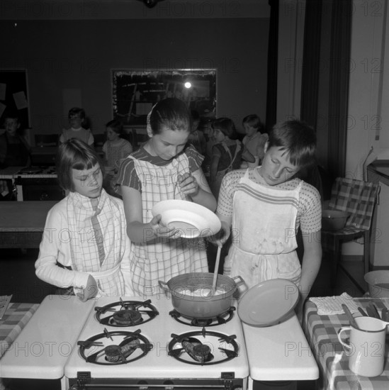 Children's holiday cooking course in Zurich, 1955