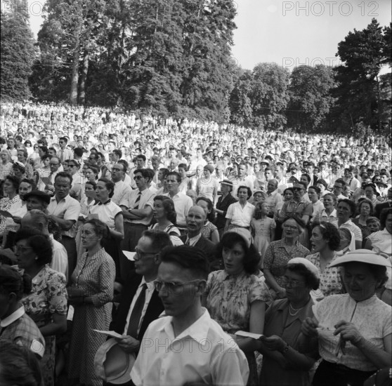 Audience listens to Baptist preacher Billy Graham in Geneva, 1955