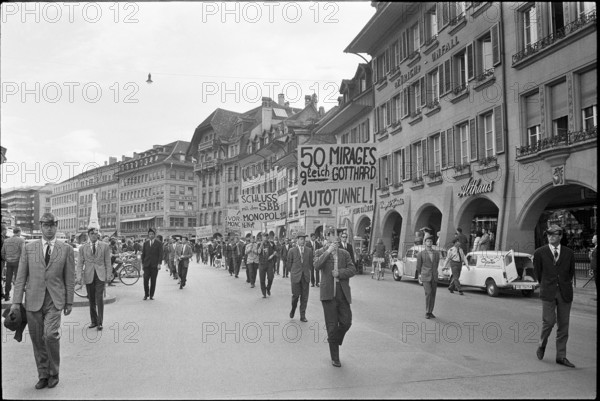 Ticino students demand construction of the Gotthard car tunnel; 1964