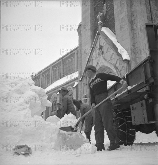 La ChauxdeFonds, man shoveling snow; 1952