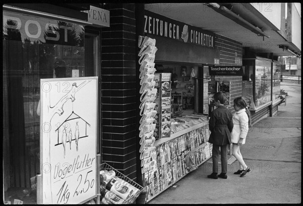 Children at the kiosk 1971