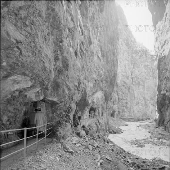 Visitors in the glacier gorge in Grindelwald, 1953