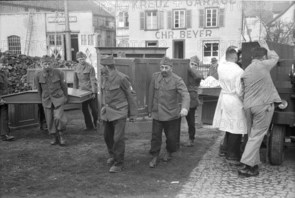 WWII: Bombings; soldiers as reins, Schaffhausen 1944