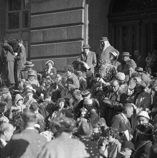 Confetti battle at the wine festival in Neuenburg, 1957