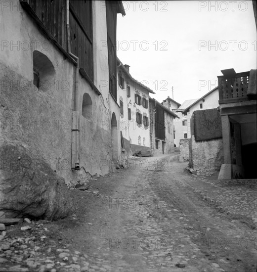Row of houses in Guarda; Lower Engadine; 1942