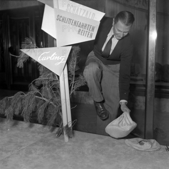 Zurich; Feldpausch fashion house; window dresser; 1950
