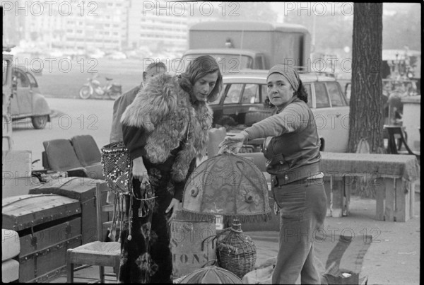 Women at the flea market in Zurich 1971