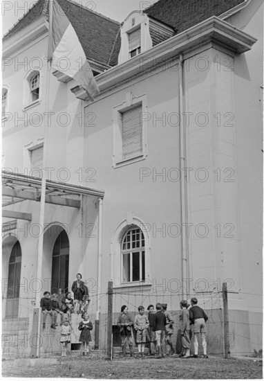 WWII: French children waiting at the border with Switzerland, 1945