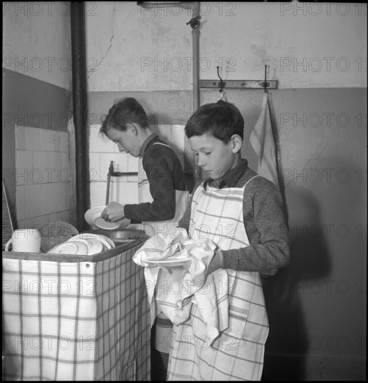 Boys washing dishes on Mother's Day, 1941