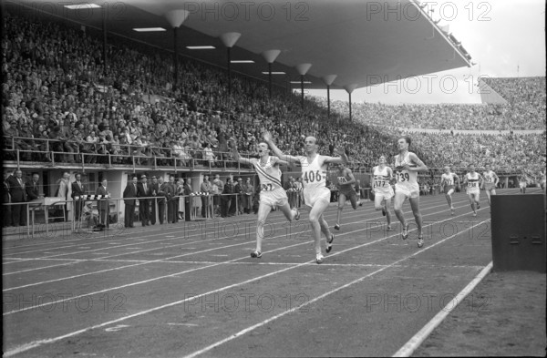 Helsinki Olympics 1952: 2. McMillan, 1. Barthel, 3. Lueg; 1500m