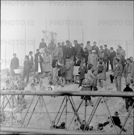 Onlookers at the construction of the Zollikerberg church in 1959
