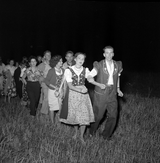 Federal celebration on the Rütli; people dancing 1951