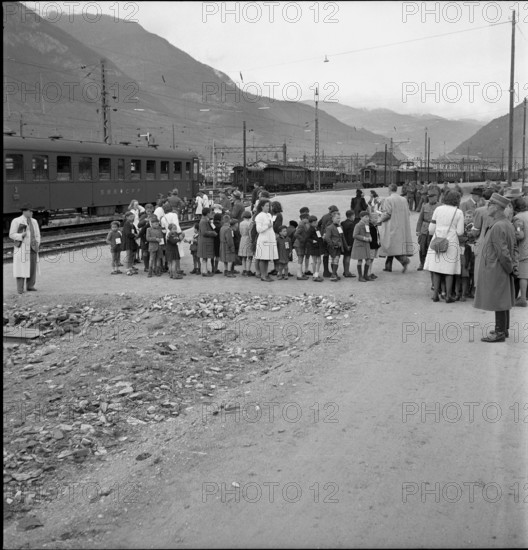 Refugees; arrival of children from Domodossola; 1944