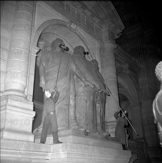 Federal Palace; Cleaning of the Three Confederates; 1956