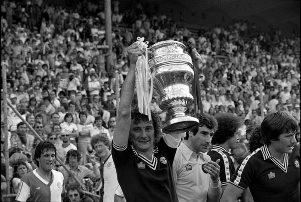Cup final 1978: Cup presentation to Servette; Gilbert Guyot