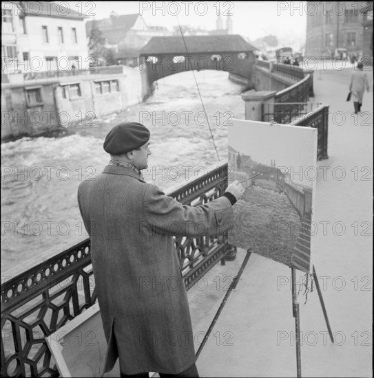 Painter in front of the old wooden bridge over the Limmat, 1950