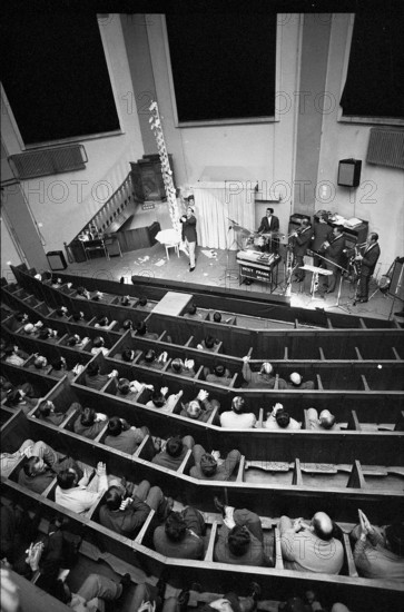 Afternoon entertainment in the prison in Lenzburg, 1969