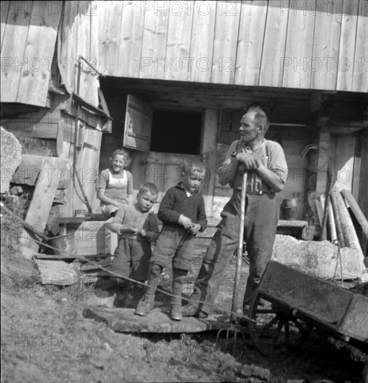 Frutigen; mountain farming family; 1946