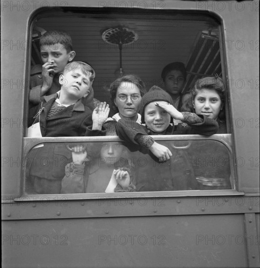 Refugees; arrival of children from Domodossola; 1944