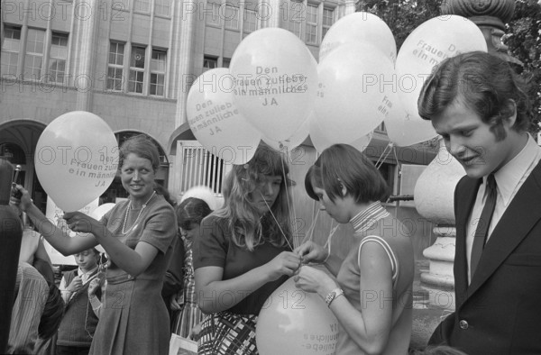 Campaigning for women's suffrage in Zurich, Limmatplatz 1969